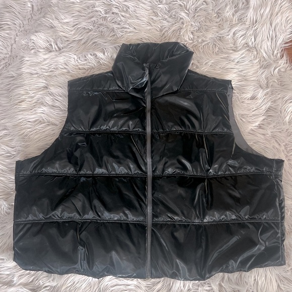Wild Fable Women's plus size  Iridescent Cropped
 Black Puffer Vest - Picture 9 of 9